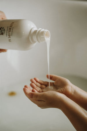 Crème lavante bébé versée dans les mains – Fleurs de Peau