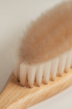 Zoom sur les poils doux de la brosse à cheveux bébé