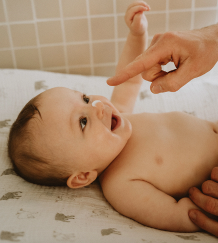 Prendre Soin de la Peau Délicate des Bébés : Conseils et Précautions Essentiels