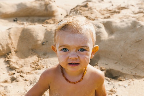 Comment protéger la peau des bébés au soleil ?