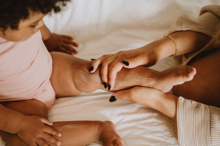 La peau sèche chez le bébé : causes, prévention et traitements