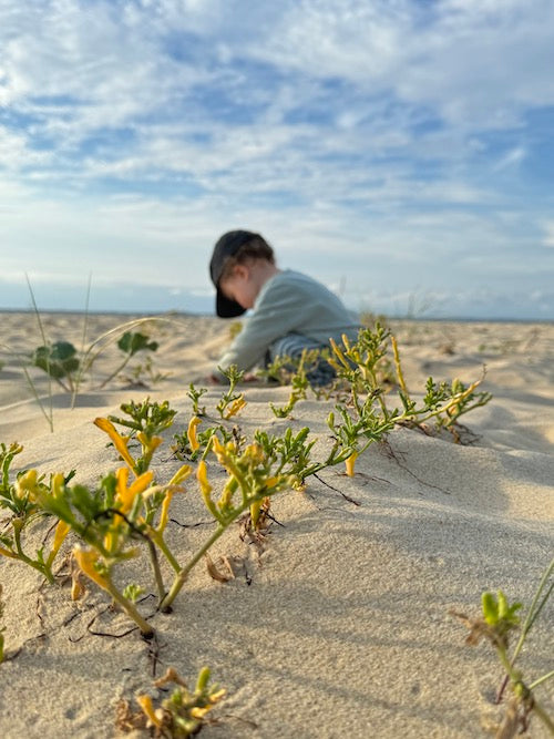 Prendre soin de son bébé à la plage : Conseils pour une journée en toute sécurité