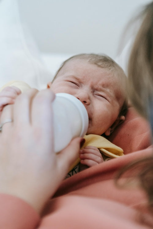 Les bébés avalent des millions de microplastiques chaque jour : une réalité alarmante