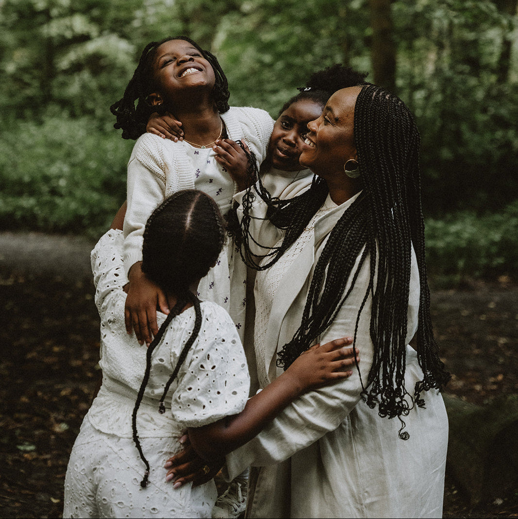 Maman et ses filles qui se font un câlin