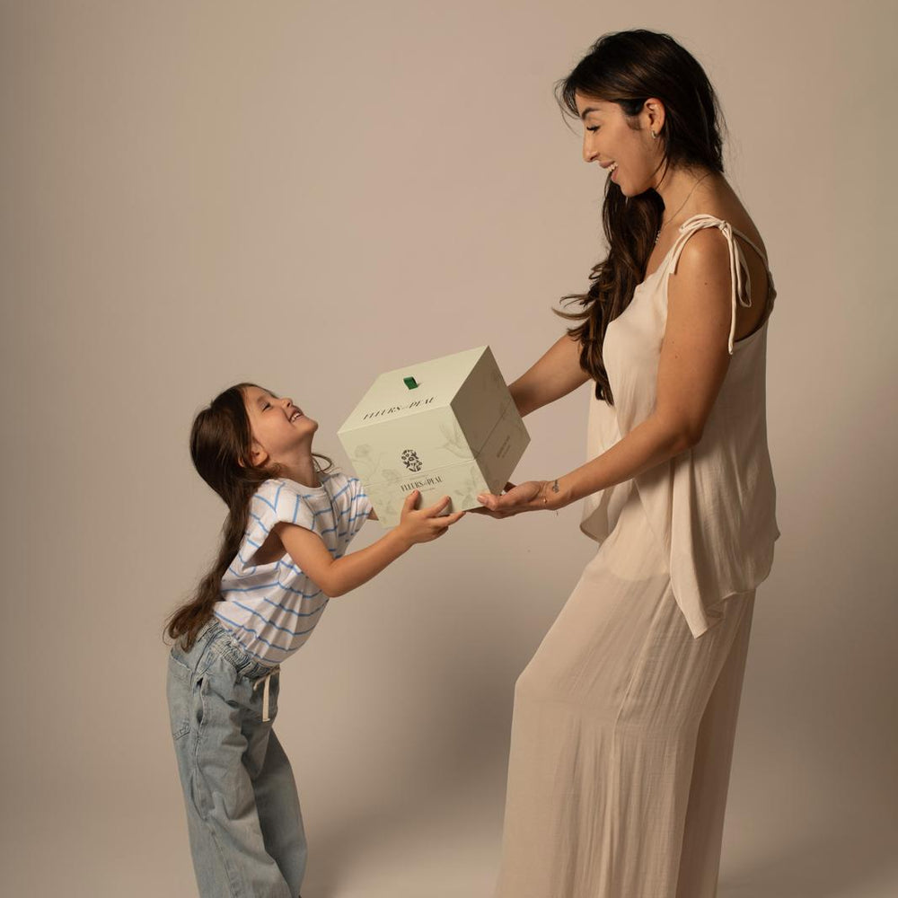 Maman qui offre un cadeau à sa fille