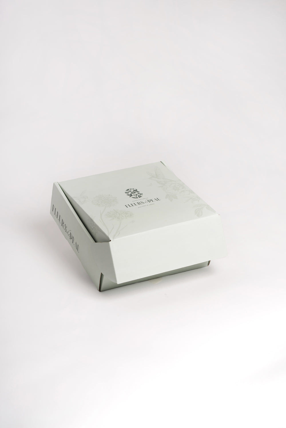 Coffret Petit Secret de Colibri fermé, avec design floral et logo Fleurs de Peau.