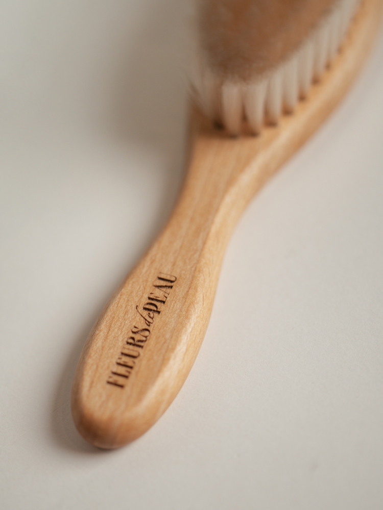 Brosse à cheveux bébé avec manche gravé Fleurs de Peau