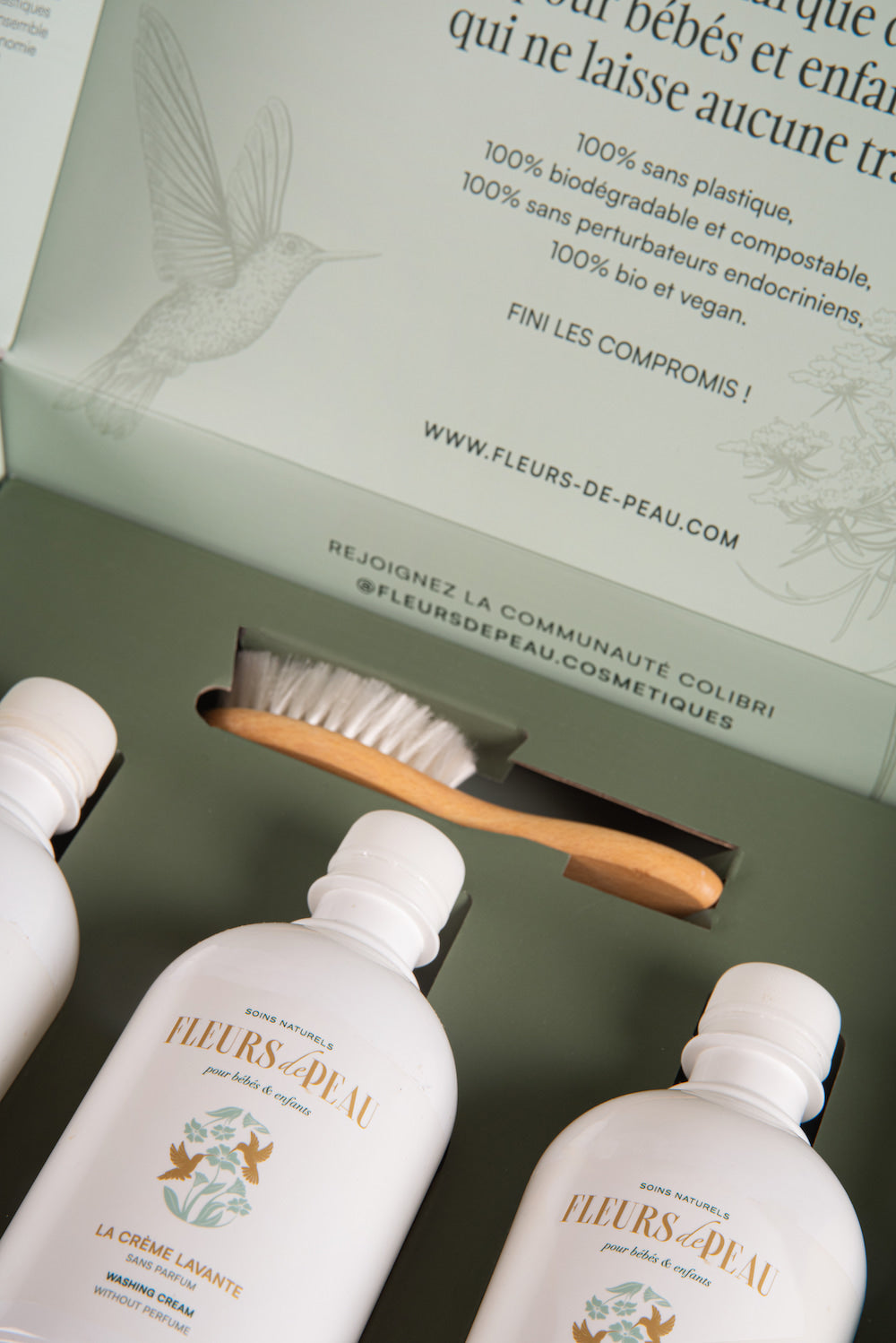 Détail des produits bébé et de la brosse contenus dans le coffret Grand Secret Colibri