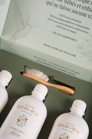 Détail des produits bébé et de la brosse contenus dans le coffret Grand Secret Colibri