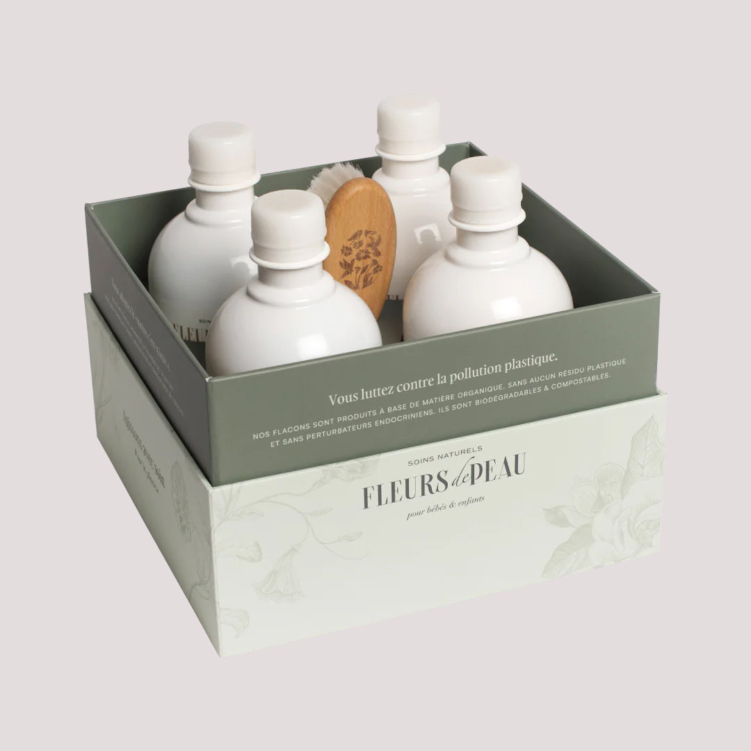 Coffret Fleurs de Peau contenant des soins bébé naturels et une brosse – fond blanc