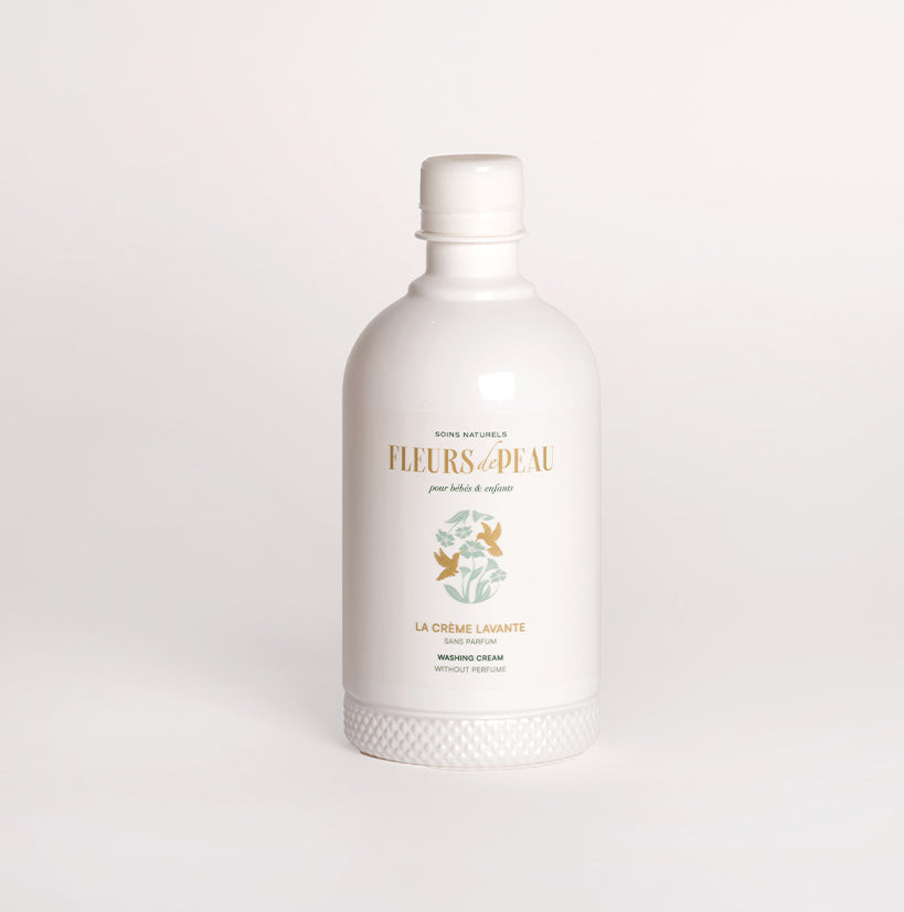Crème lavante bébé naturelle Fleurs de Peau sur fond blanc