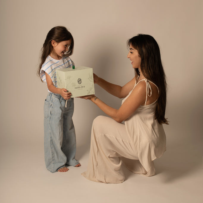 Maman qui offre un coffret Fleurs de Peau à sa fille