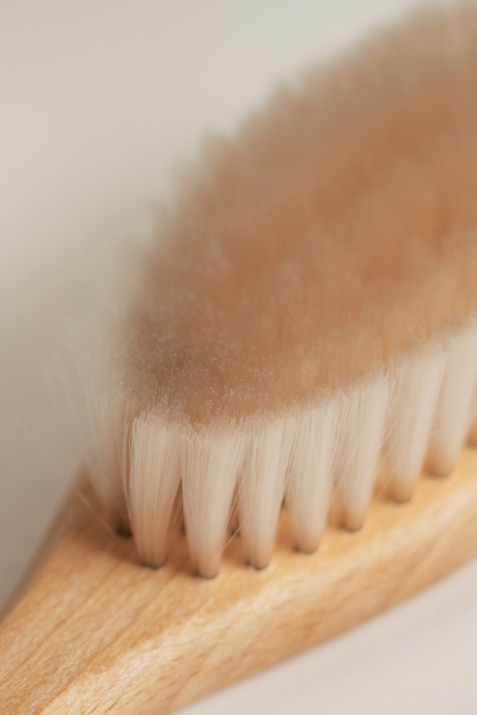 Zoom sur les poils doux de la brosse à cheveux bébé