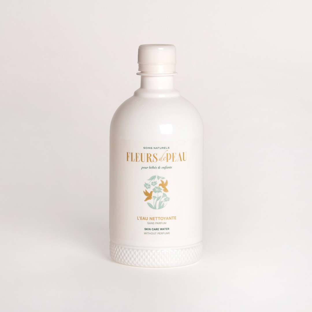 Eau nettoyante bébé naturelle Fleurs de Peau sur fond blanc