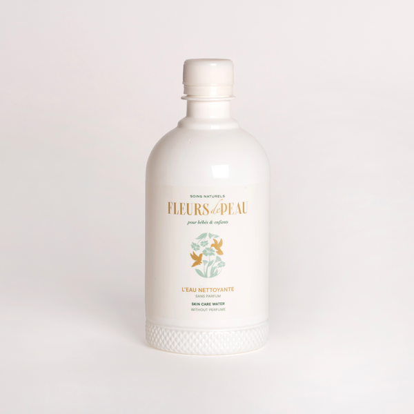Eau nettoyante bébé naturelle Fleurs de Peau sur fond blanc